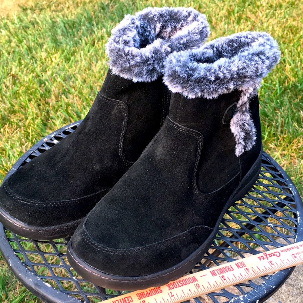 Khombu boot womens short black suede boot size 9.